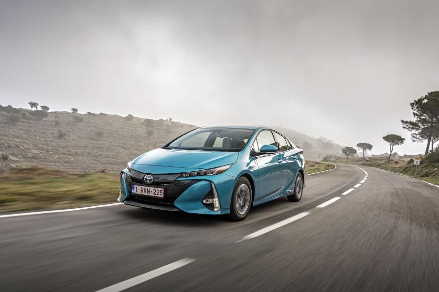  Toyota Prius Plug-in Hybrid 2016 года  (фото 41 из 187)